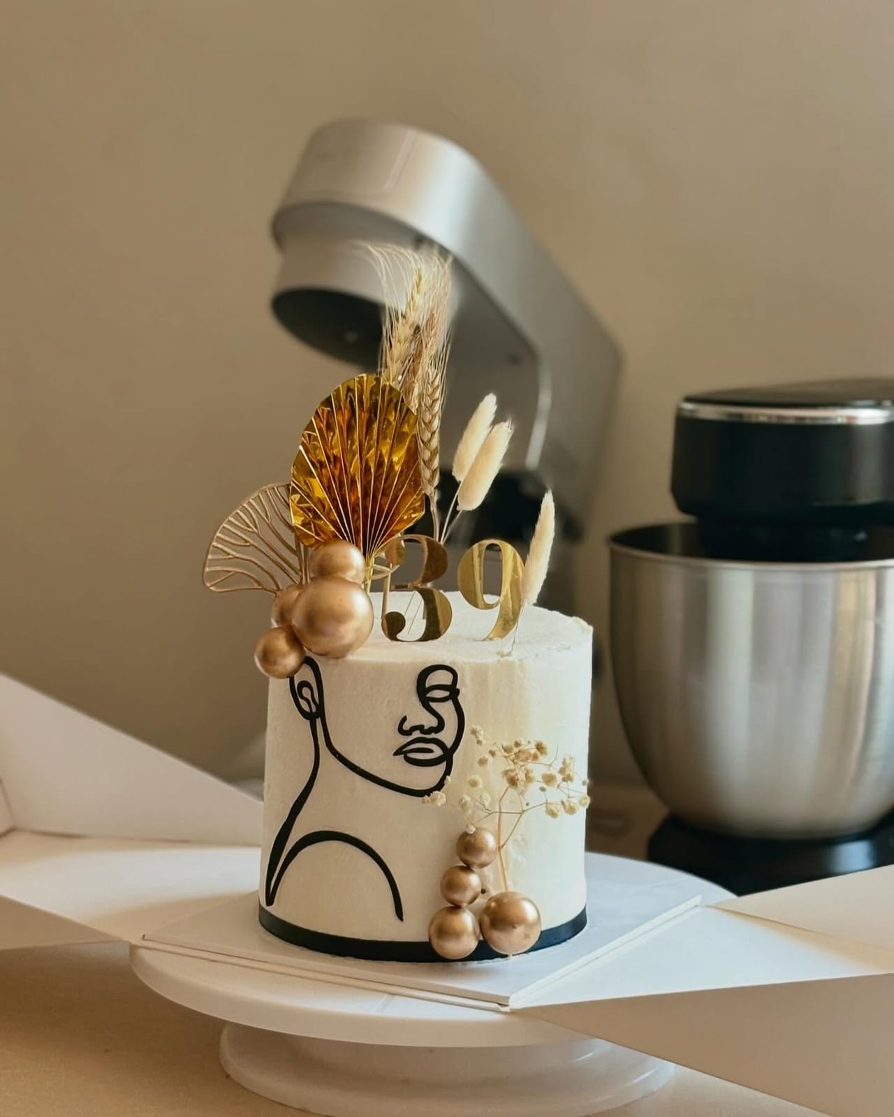Line Art Cake by Baked by Mono